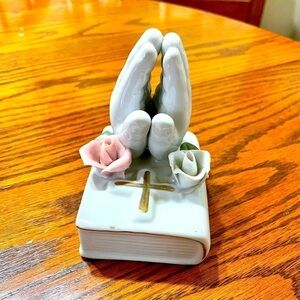 Home Decor Praying Hands Roses Bible Ceramic White Pink Gold Vintage